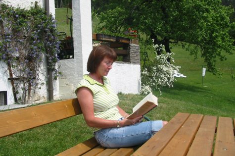 Bernadette beim Lesen